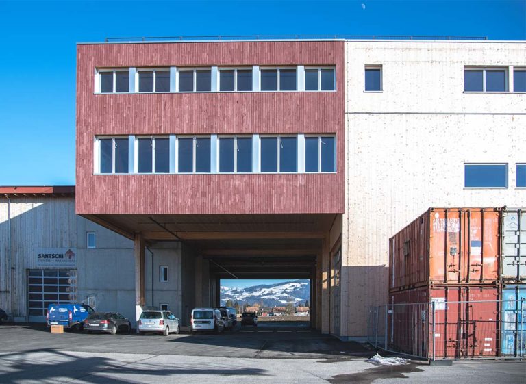 Neubau Werk­halle mit Attika-​Wohnung Uetendorf